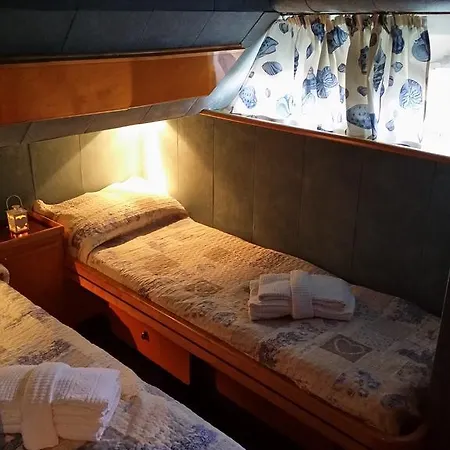 Hotel en barco Lady Buzz Golfo Aranci