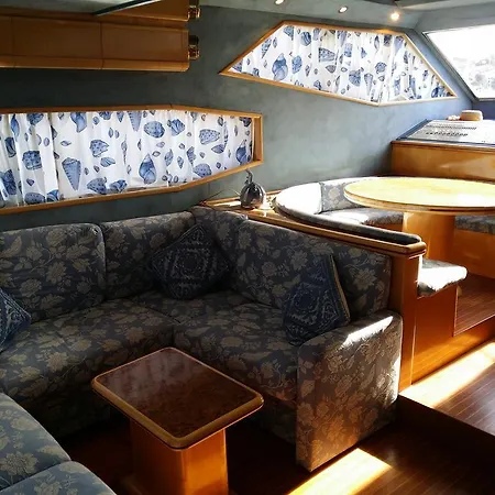 Lady Buzz Hotel en barco Golfo Aranci