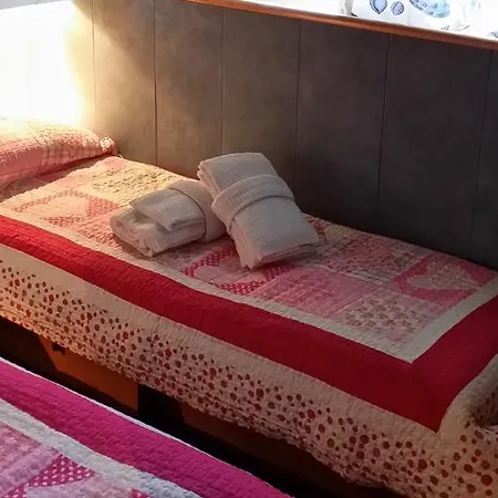 Lady Buzz Hotel en barco *