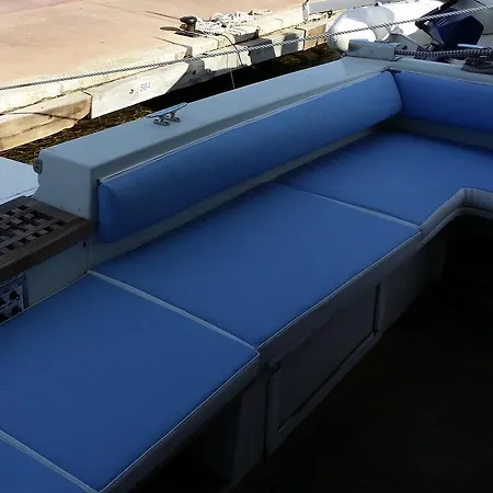 Lady Buzz Hotel en barco Golfo Aranci