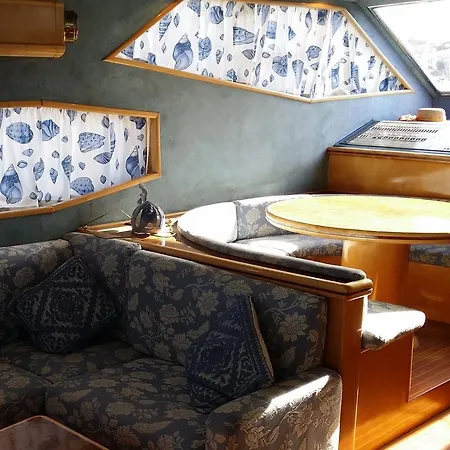 Lady Buzz Hotel en barco