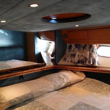 Hotel en barco Lady Buzz Golfo Aranci