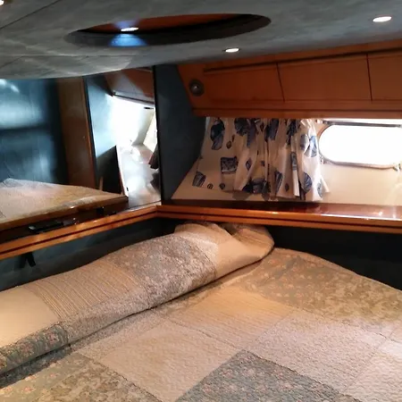 Lady Buzz Hotel en barco Golfo Aranci
