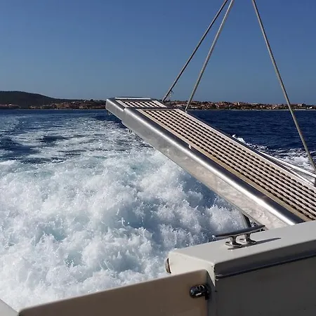 Hotel en barco Lady Buzz Golfo Aranci